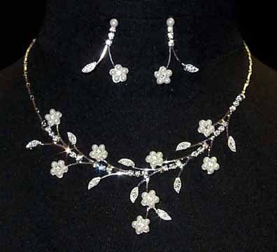 #11975 Pearl Flower and Leaf Neck and Ear Set